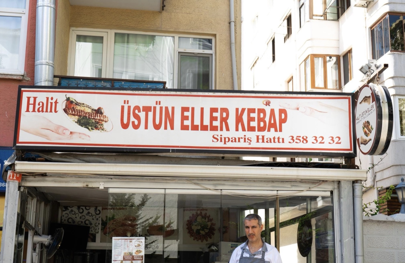 Halit Üstün Eller kurucusu Halit Bey, Kadıköy'deki dükkânının önünde